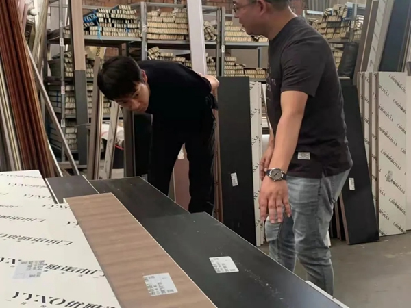 中国木材与木制品流通协会领导莅临优雅诺木门参观考察